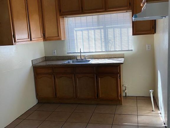4th image of 3207 E 8th St