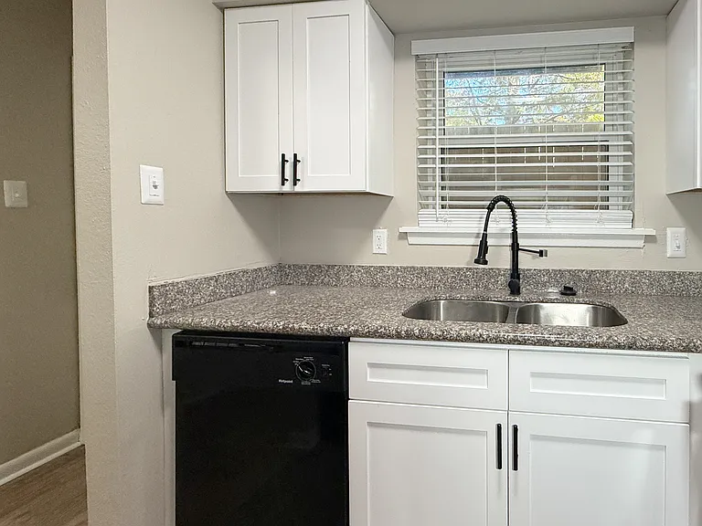Ingleside Gardens Apartments — Photo 24