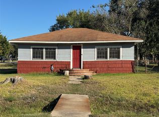 222 N 2nd St, Wallis, TX 77485