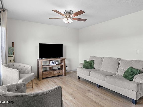 5th image of 181 Kay Springs Cir