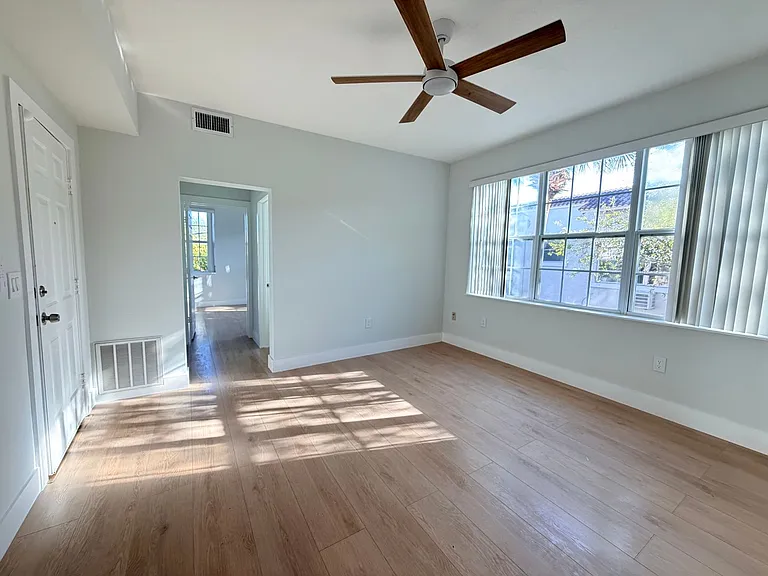 Valencia Apartments — Photo 12
