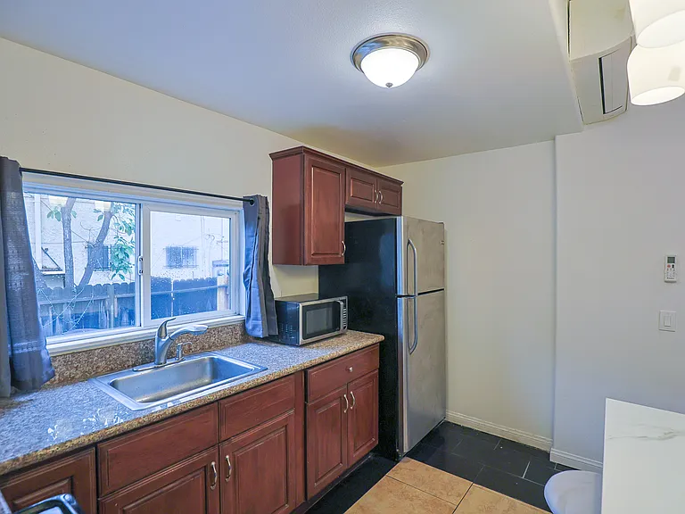 2626 S Budlong Ave #4 — Photo 11