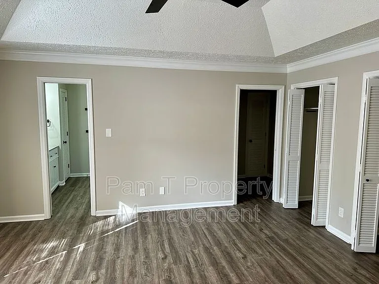 2411 E 39th St — Photo 13