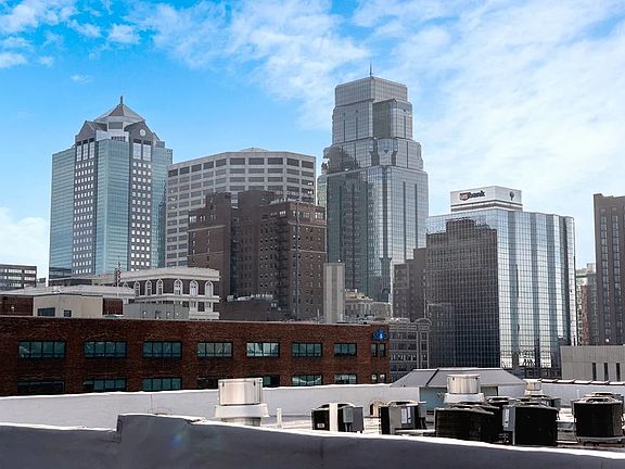 4th image of 904 Broadway Blvd #204