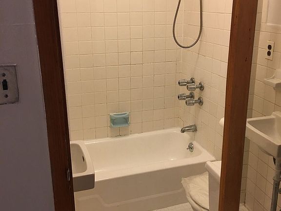 4th image of 320 E 49th St #25