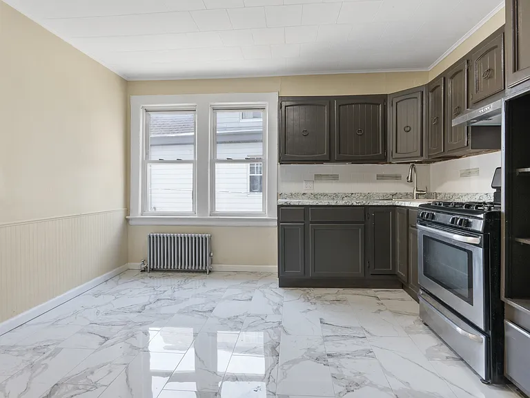 196 Broughton Ave #2 — Photo 2