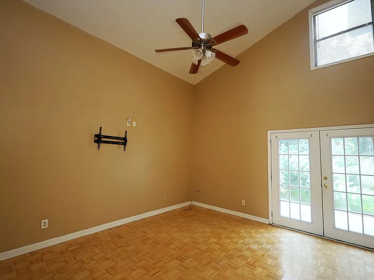 5 Crestwood Cir — Photo 2