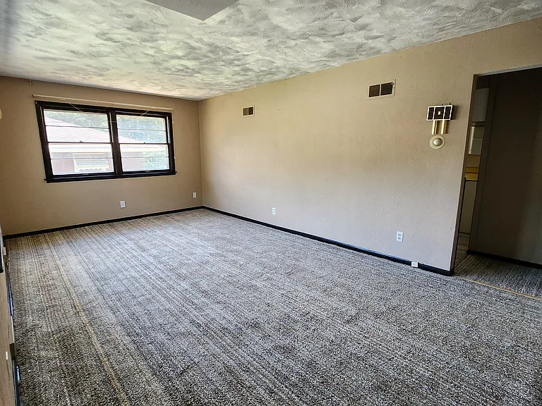 2116 W Kettelle St — Photo 4