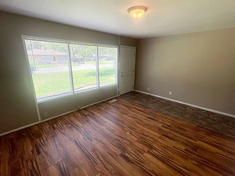 4723 Munter Ln — Photo 2