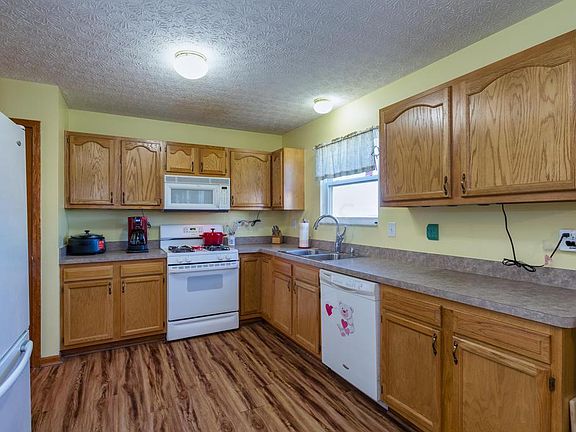 3rd image of 1094 Dorset Dr