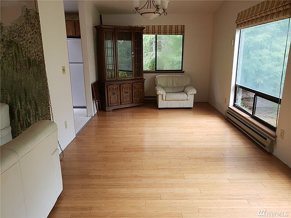 3rd image of 493 N Potlatch Dr