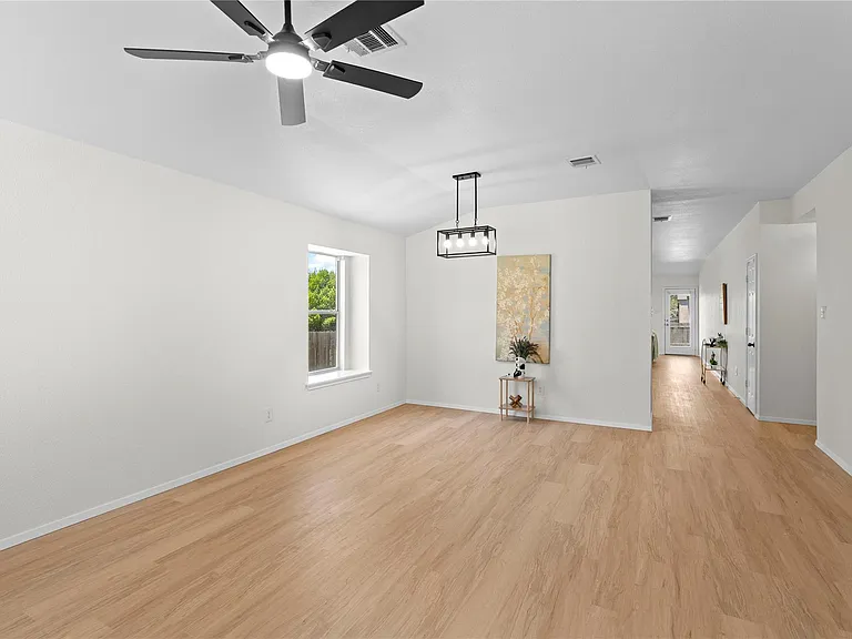 406 Covent Dr — Photo 3