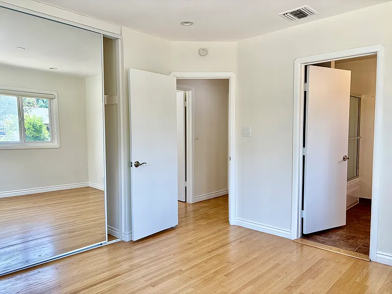 4506 Bakman Ave — Photo 7