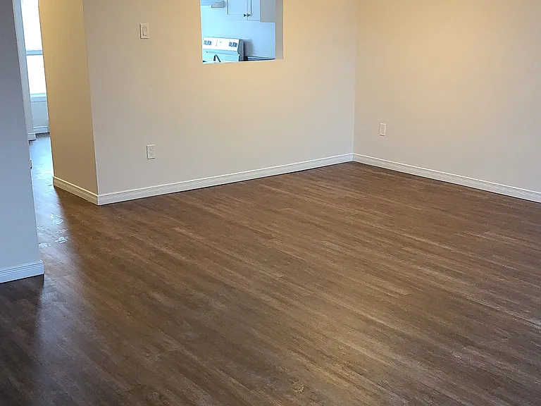 1216 Commissioners Rd W #11 — Photo 3