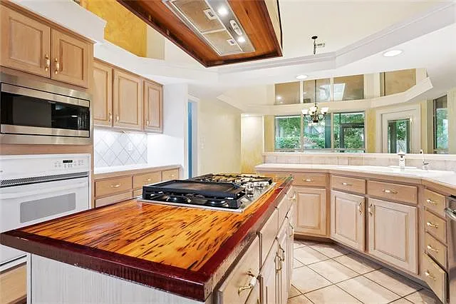 1306 Woodmere Dr — Photo 9