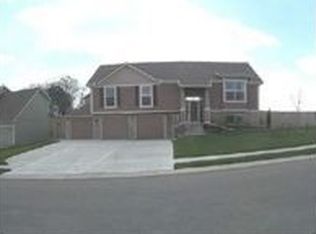 719 Highland Dr, Leavenworth, KS 66048