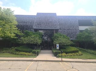 100 Red Top Dr APT 303, Libertyville, IL 60048
