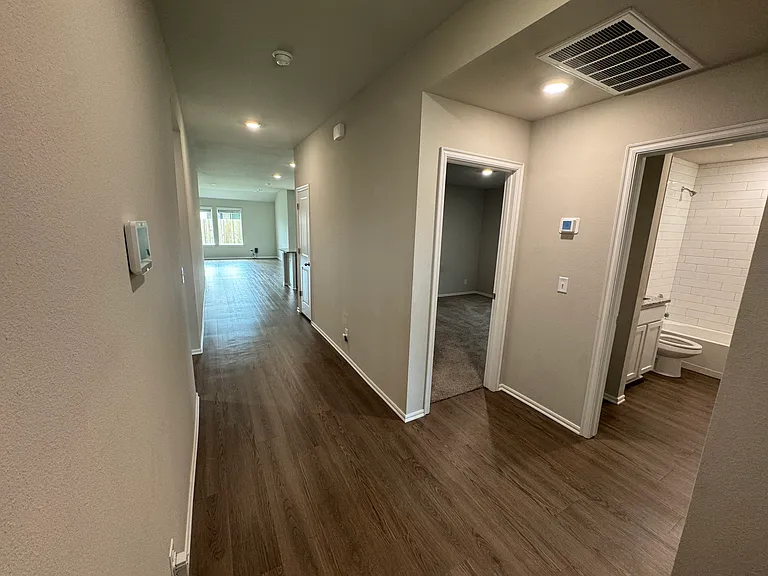 2705 Spring Creek St — Photo 3
