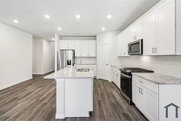 701 Easthill Dr — Photo 1