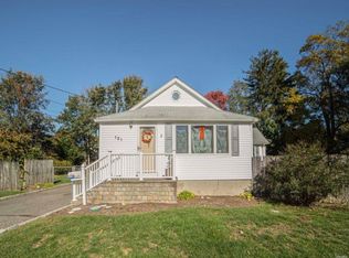 121 Jaycox Ave, Islip, NY 11751