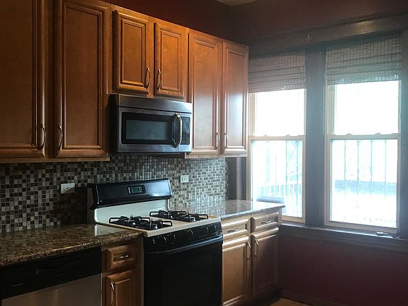 5th image of 1000 N Damen Ave