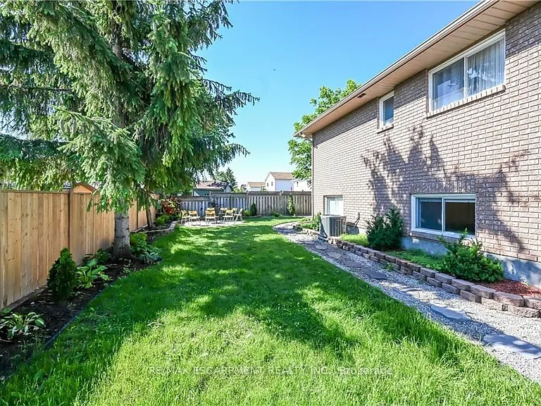 296 Winterberry Dr #LOWER — Photo 30