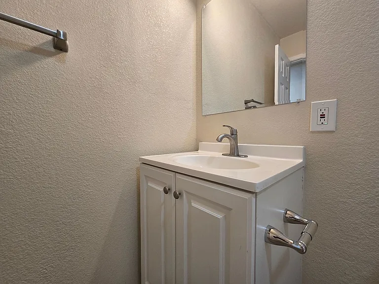 501 W Voelter Ave — Photo 22