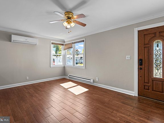 5th image of 547 Munroe Cir