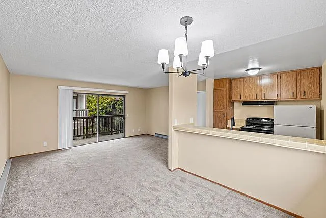 Park Plaza Apartments — Photo 10