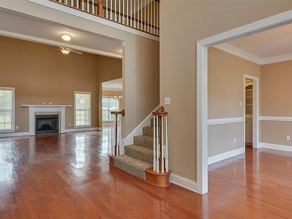 4th image of 1425 Knob Hill Cir