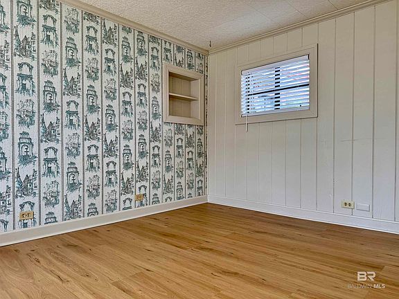 5th image of 202 Williamson St