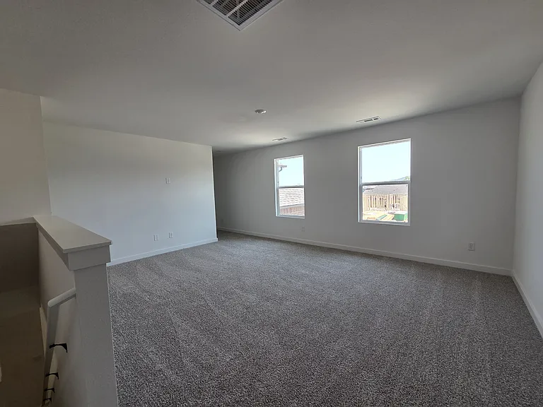 561 S Neon Ave — Photo 8