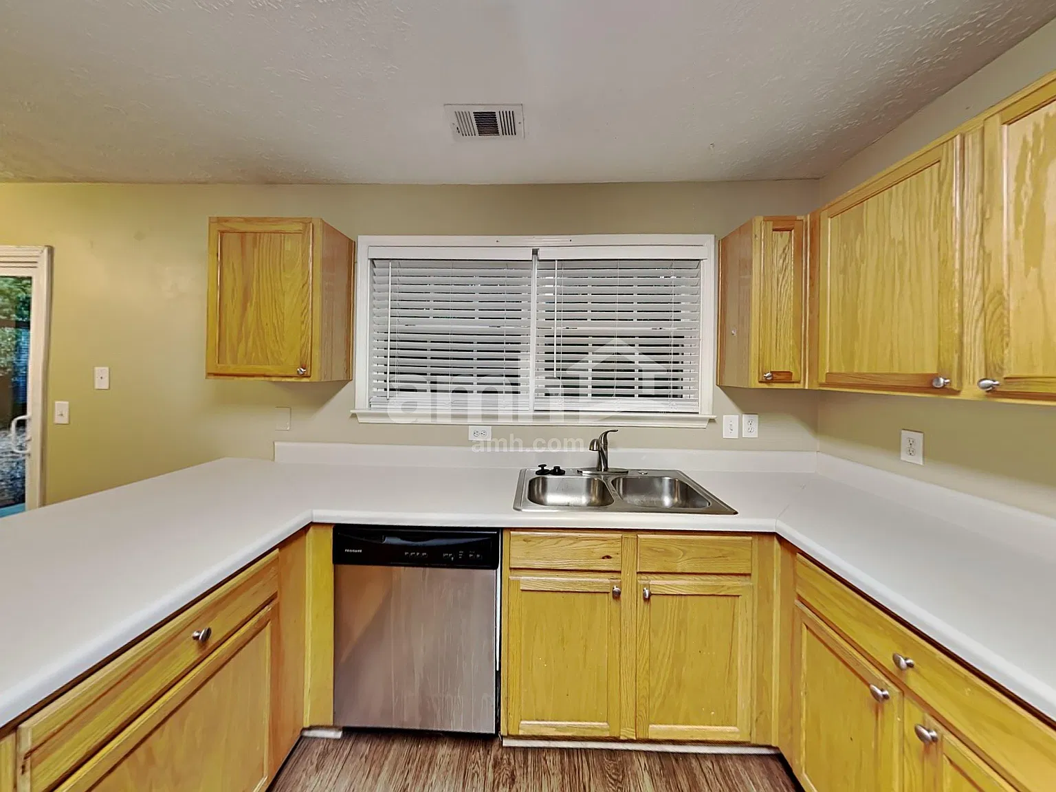 4 bed, 2.5 bath, 1984 sqft, $2,275 — Photo 4