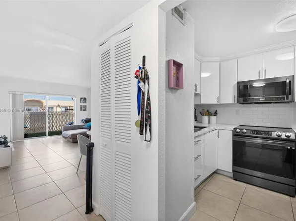 9310 Fontainebleau Blvd APT 609, Miami, FL 33172