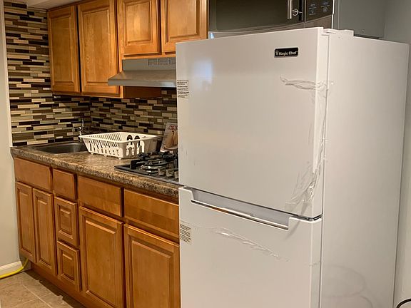 4th image of 455 Midland Ave #1