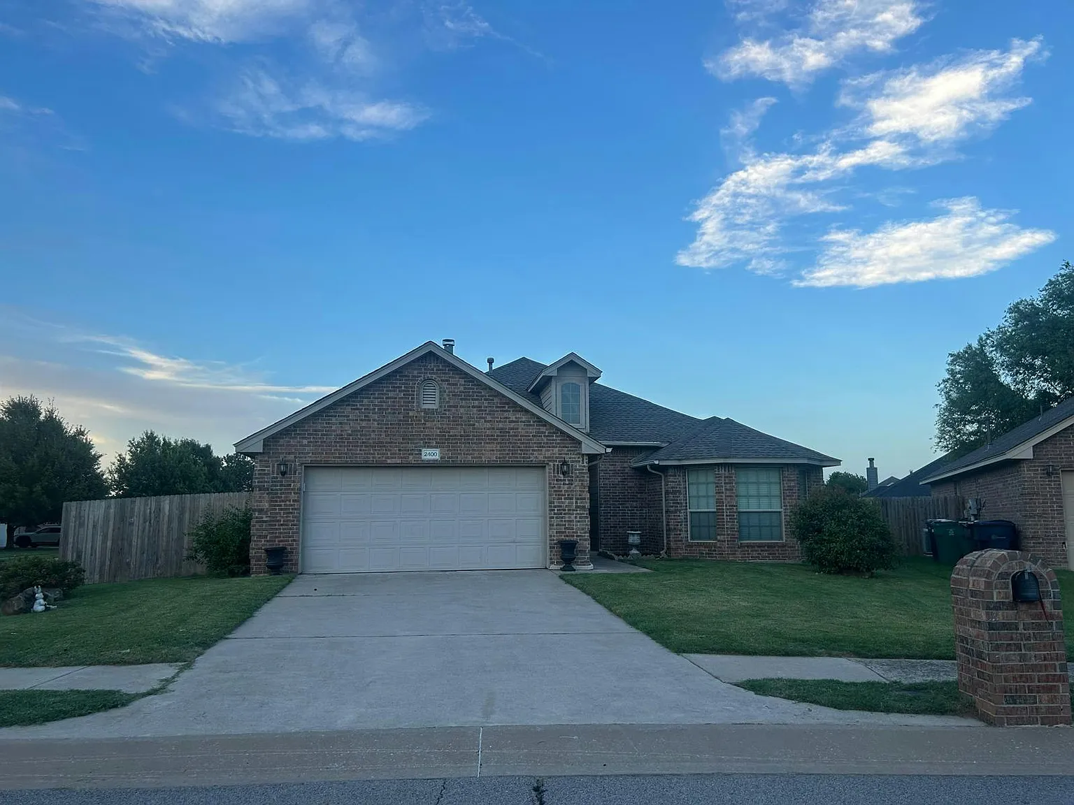 2400 Rookhaven Ln — Photo 2