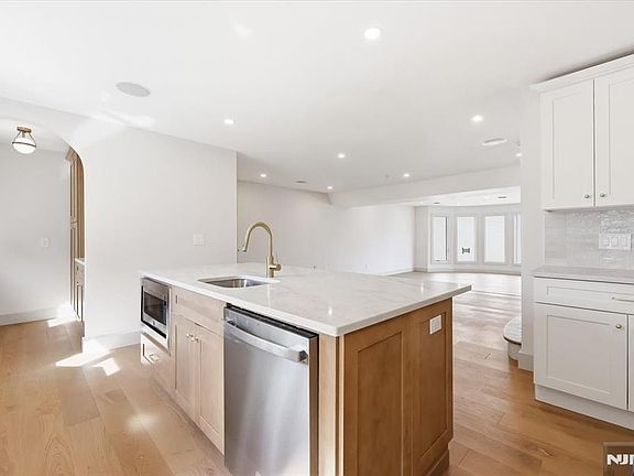 5th image of 119 Cedar Street
