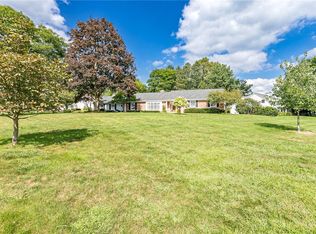 33 Old Farm Cir, Pittsford, NY 14534