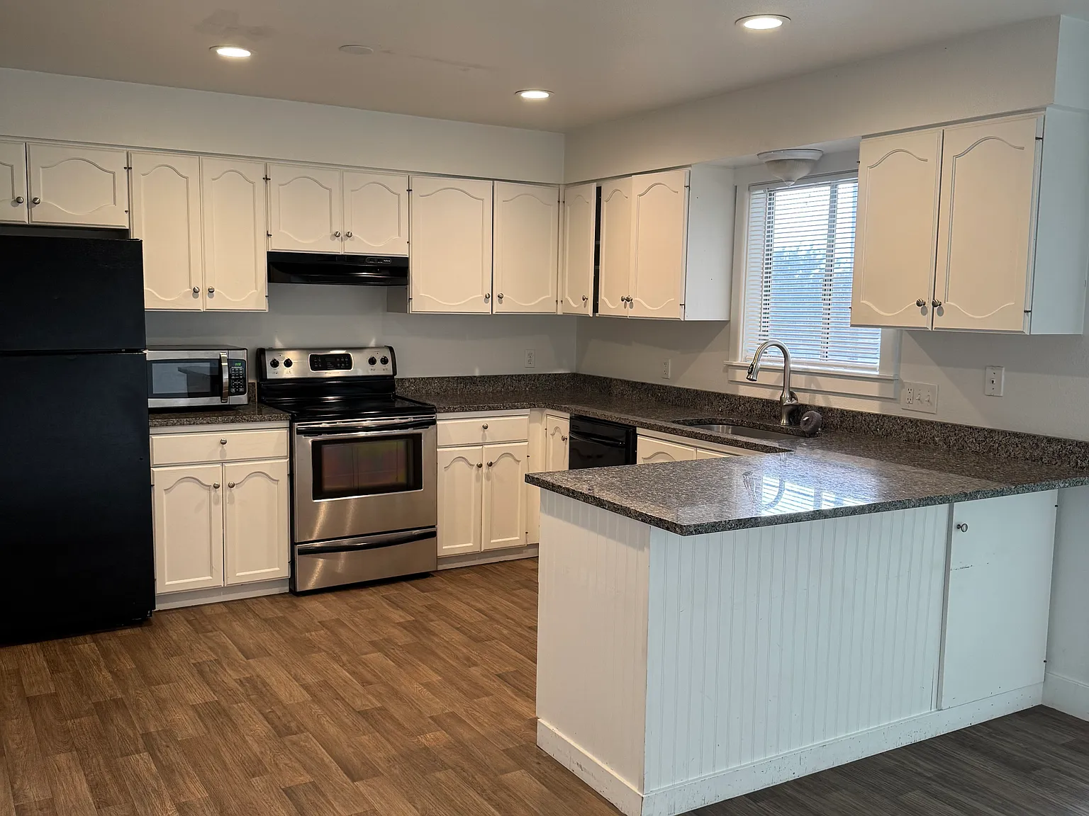 5 bed, 2352 sqft, $2,700 — Photo 4