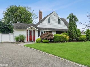 45 Raspberry Ln, Levittown, NY 11756