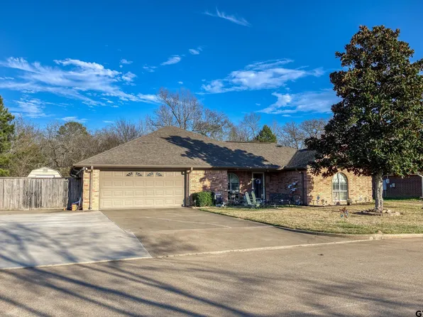 418 Chancellor Dr, Palestine, TX 75803