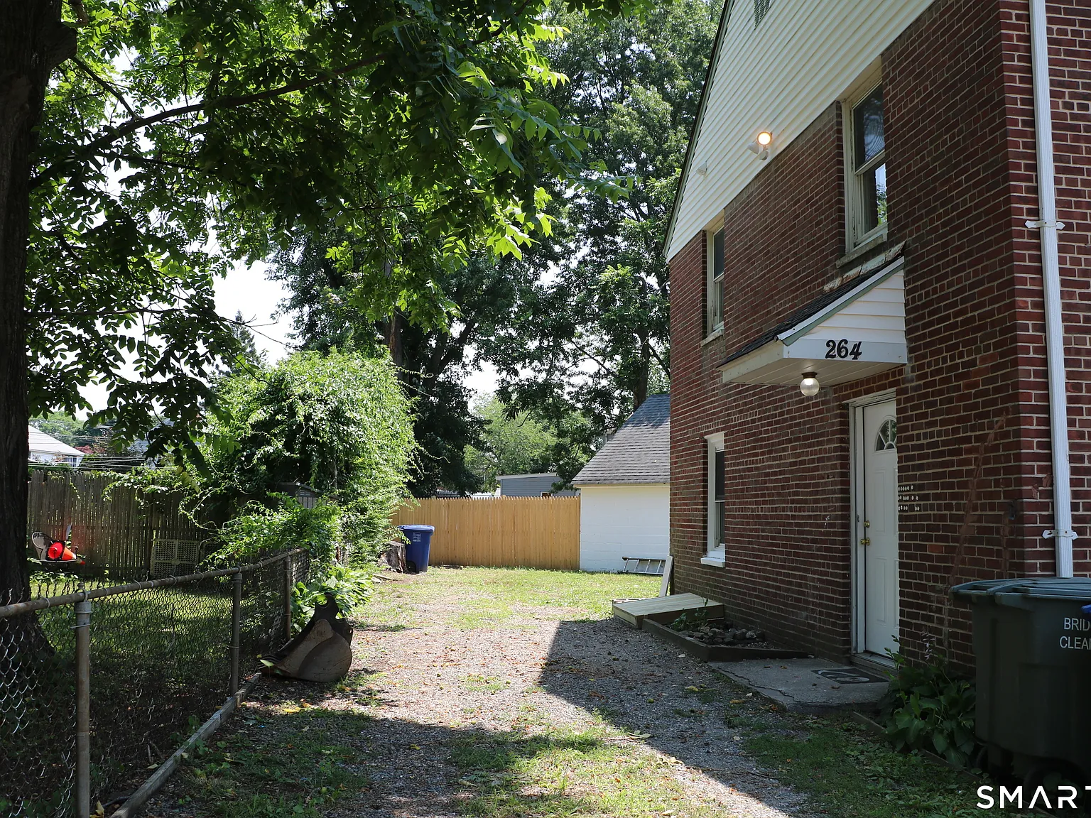 3 bed, 1.0 bath, 1064 sqft, $2,400 — Photo 2