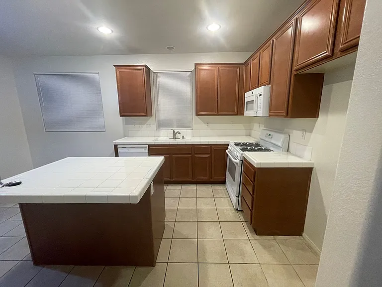 14190 Blackstone St — Photo 11