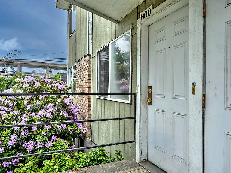 800 NE 40th St #800 — Photo 3