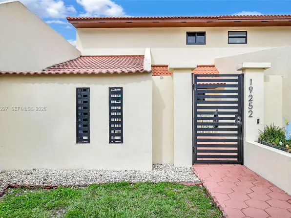 19252 NW 65th Ct, Hialeah, FL 33015