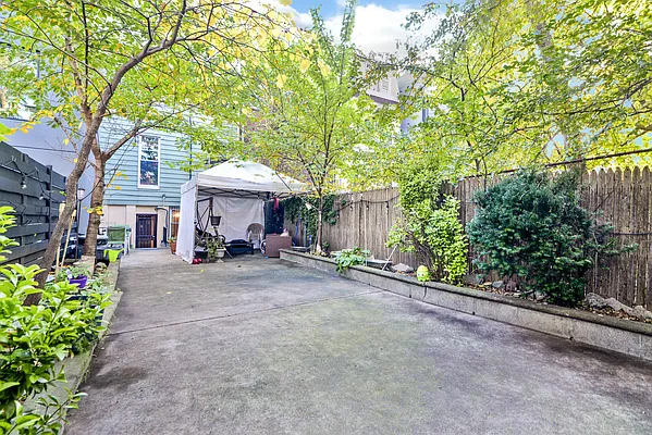 Rented by Brownstone Property Group | media 18