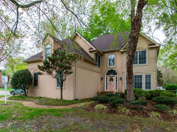 102 Sunrise Bluff Ln, Smithfield, VA 23430