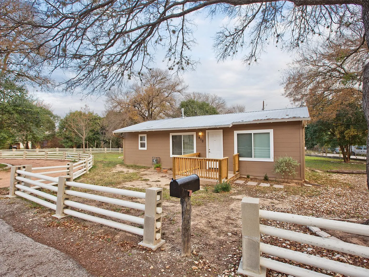 2 bed, 1.0 bath, 684 sqft, $1,550 — Photo 1