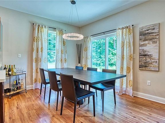 3rd image of 937 Park Dr