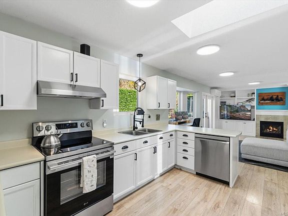 3rd image of 781 Sanderson Rd